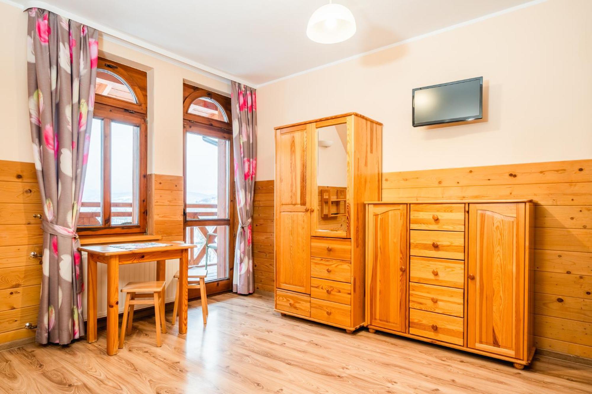 Family Studio,1645704634:JPEG